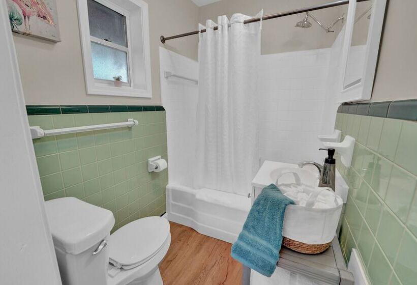 مُتل Sea Foam Suites
