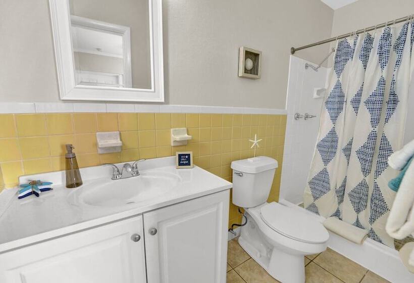 مُتل Sea Foam Suites