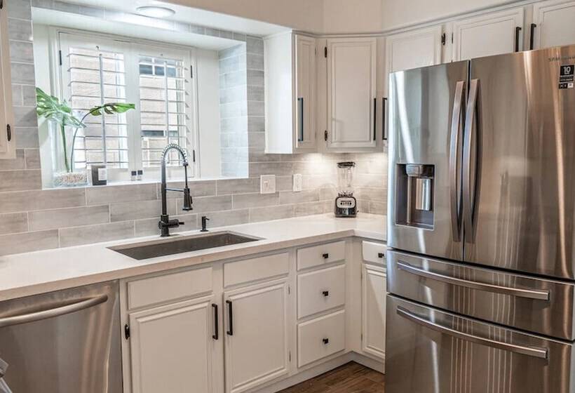 New Listing! Stylish 4 Bdrm W/pool And Game Room