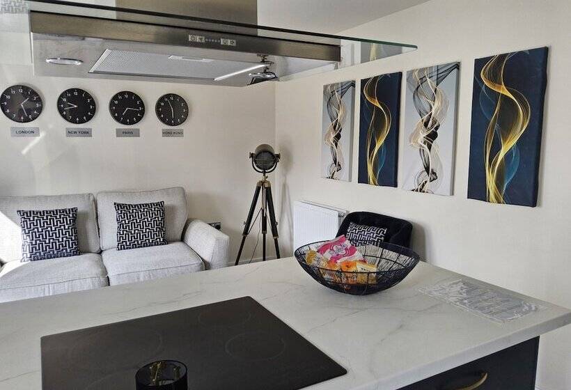 اقامتگاه Luxury Small Cozy House With Lake View