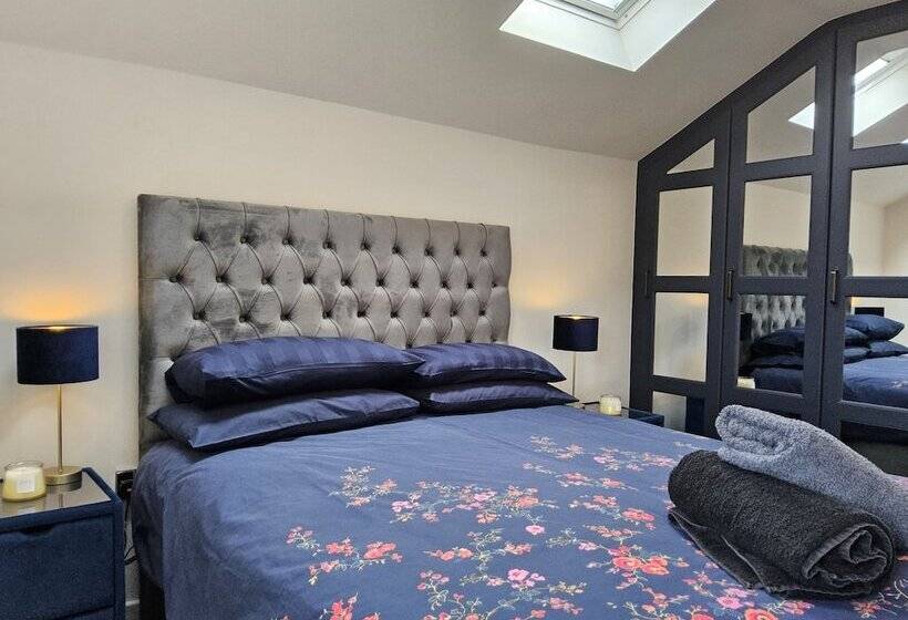 اقامتگاه Luxury Small Cozy House With Lake View