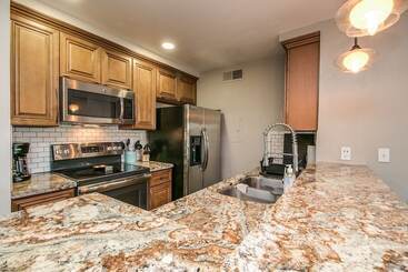 Stylish Updated 2 Bdrm Near Old Town Scottsdale!