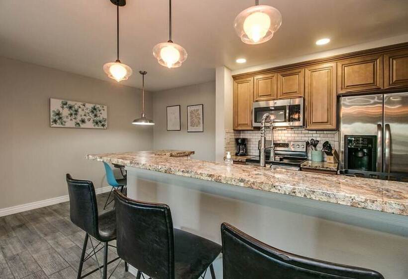 Stylish Updated 2 Bdrm Near Old Town Scottsdale!