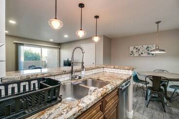 Stylish Updated 2 Bdrm Near Old Town Scottsdale!