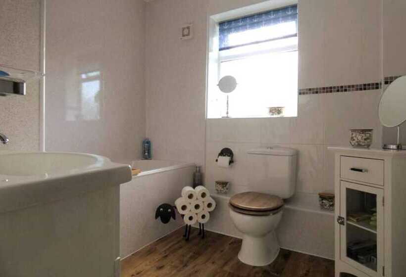 إقامة Bungalow By The Beach, Sleeps 6, Snowdonia, Wales