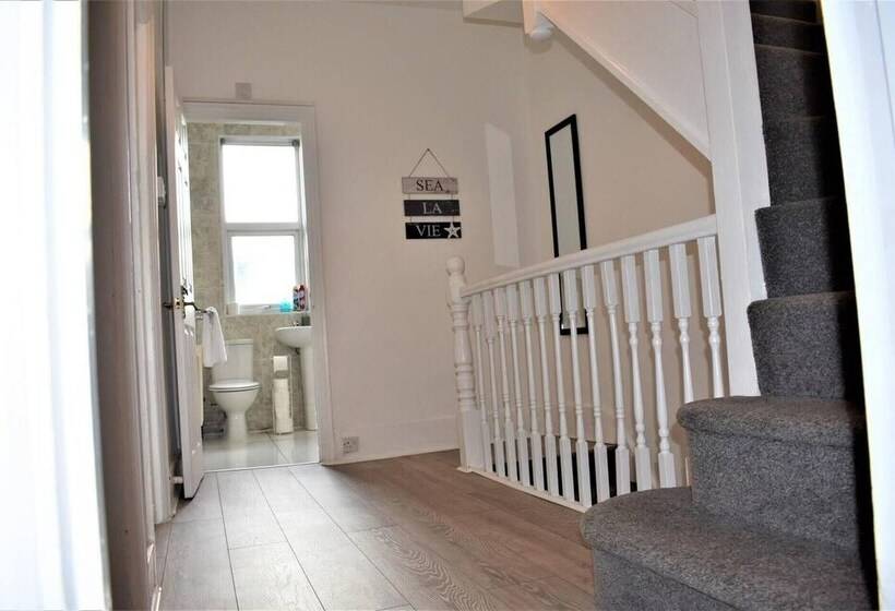 اقامتگاه Cosy, Modern House Nearby Seafront   Southend