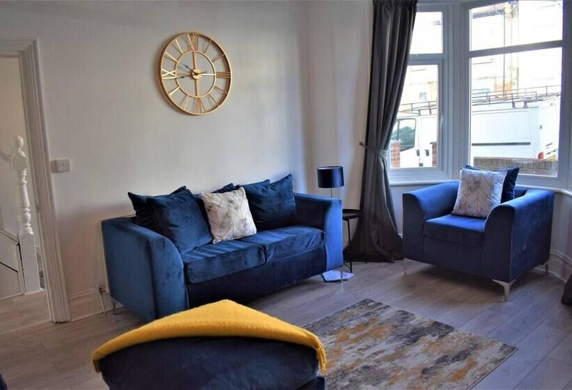 اقامتگاه Cosy, Modern House Nearby Seafront   Southend