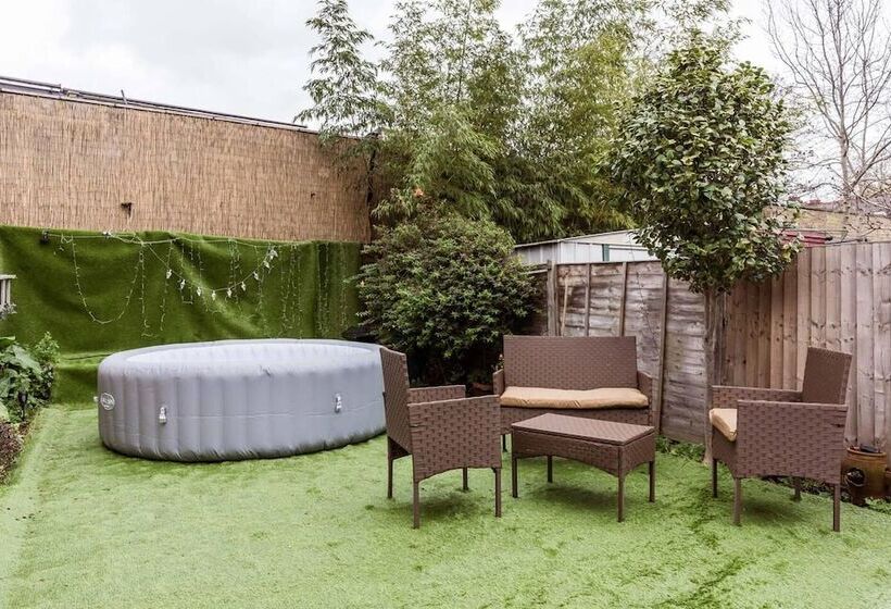 إقامة North Central London House/ Sleeps8/garden/wifi