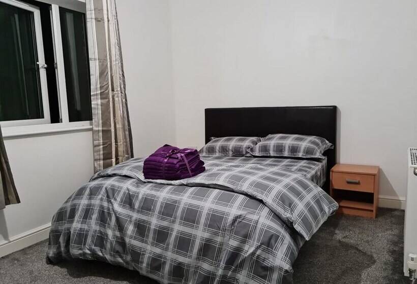 اقامتگاه Impeccable 4 Bed House Near Manchester City Centre