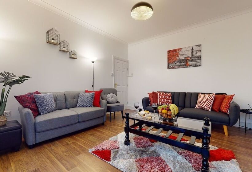 اقامتگاه Charming 5 Bed House In Romford