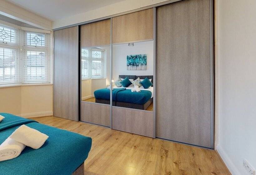 اقامتگاه Charming 5 Bed House In Romford