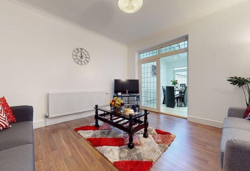 اقامتگاه Charming 5 Bed House In Romford