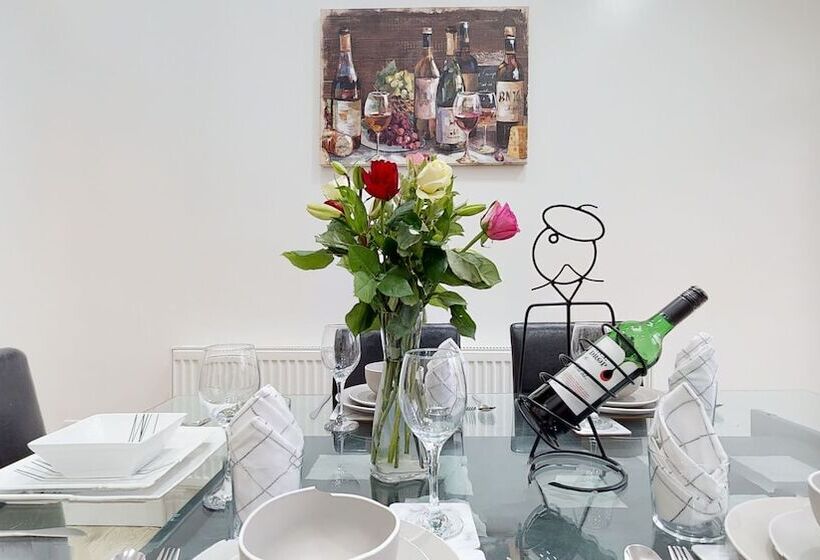 اقامتگاه Charming 5 Bed House In Romford