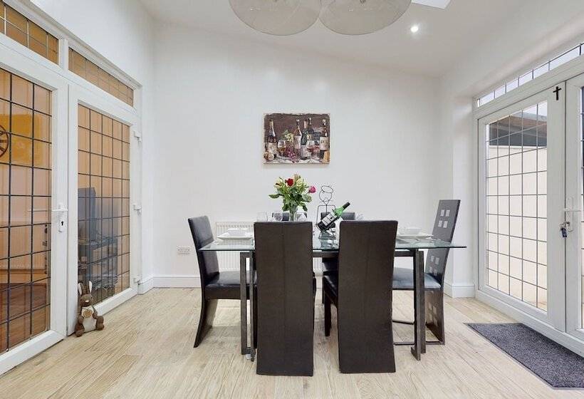 اقامتگاه Charming 5 Bed House In Romford