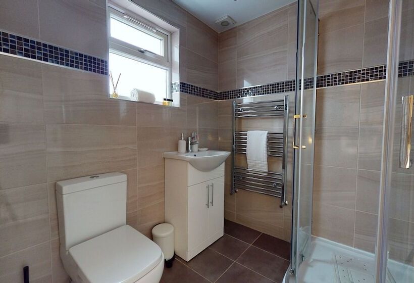 اقامتگاه Charming 5 Bed House In Romford
