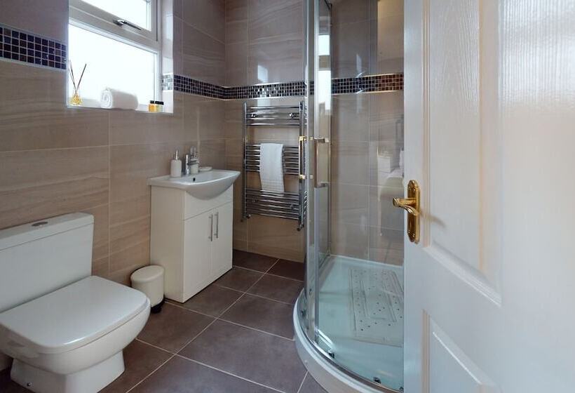 اقامتگاه Charming 5 Bed House In Romford