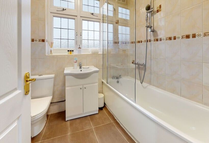اقامتگاه Charming 5 Bed House In Romford