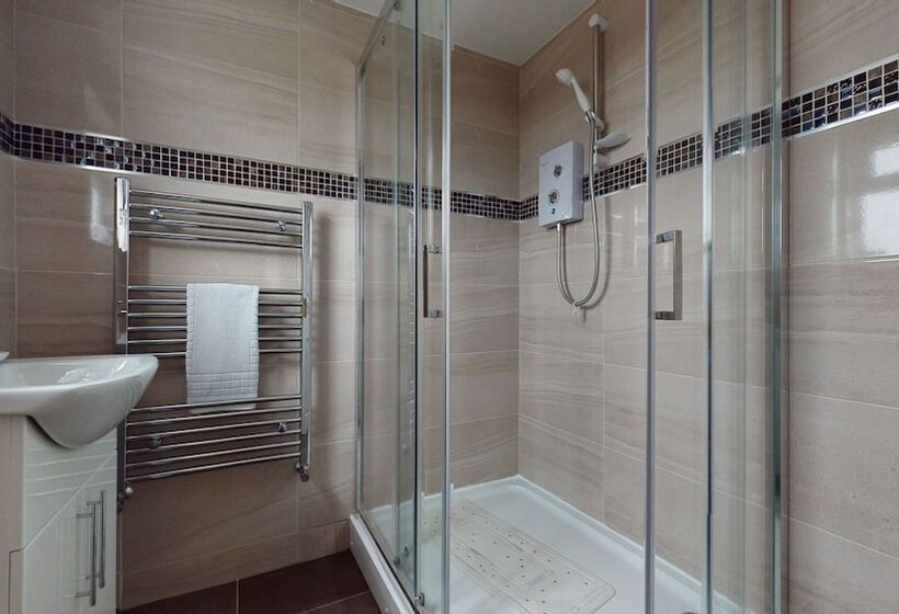 اقامتگاه Charming 5 Bed House In Romford