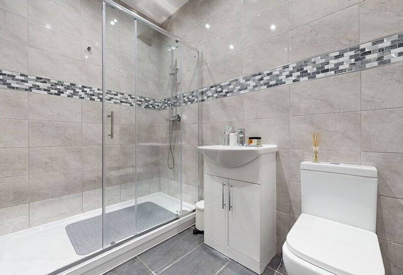 اقامتگاه Charming 5 Bed House In Romford
