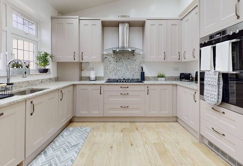 اقامتگاه Charming 5 Bed House In Romford