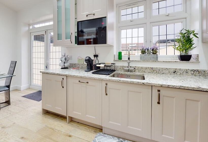 اقامتگاه Charming 5 Bed House In Romford