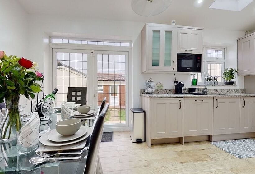 اقامتگاه Charming 5 Bed House In Romford