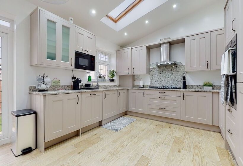 اقامتگاه Charming 5 Bed House In Romford