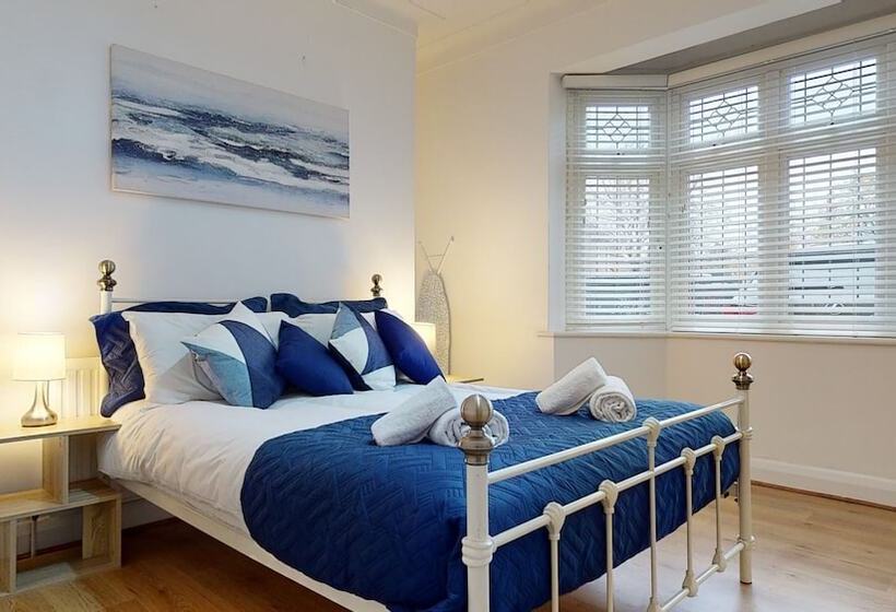 اقامتگاه Charming 5 Bed House In Romford