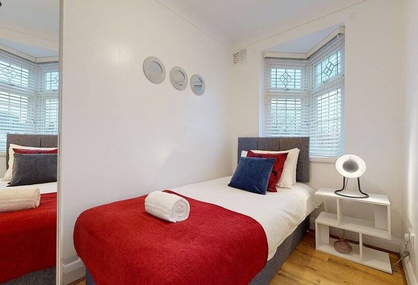اقامتگاه Charming 5 Bed House In Romford