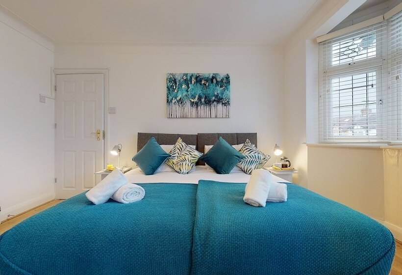 اقامتگاه Charming 5 Bed House In Romford