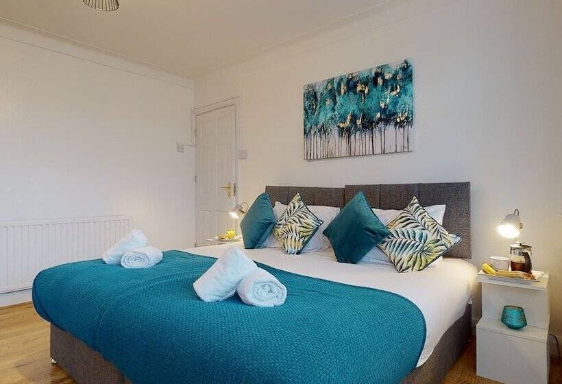 اقامتگاه Charming 5 Bed House In Romford