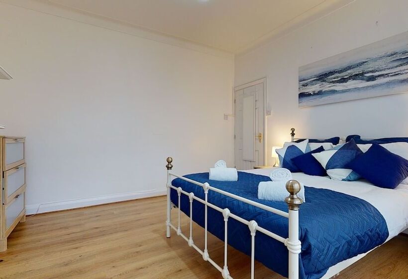 اقامتگاه Charming 5 Bed House In Romford