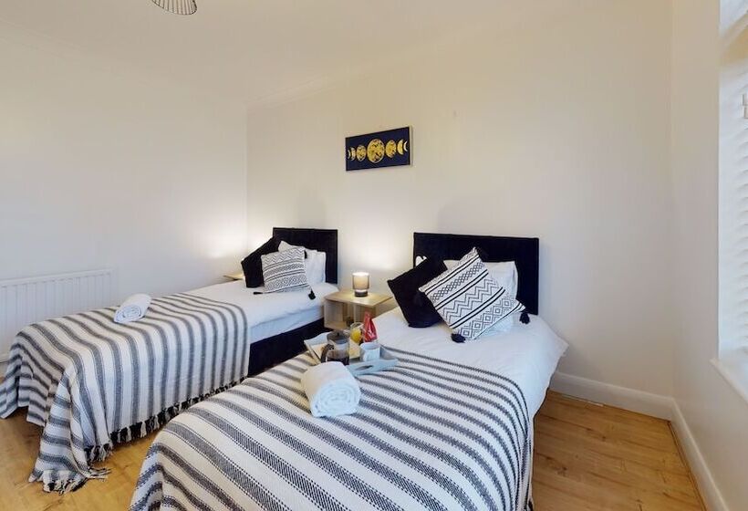 اقامتگاه Charming 5 Bed House In Romford