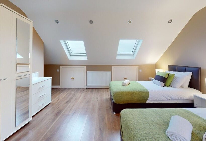 اقامتگاه Charming 5 Bed House In Romford