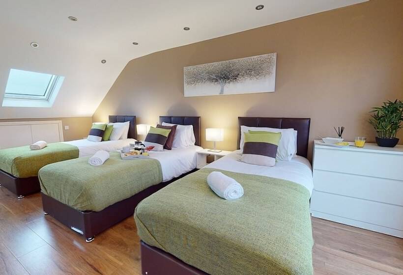 اقامتگاه Charming 5 Bed House In Romford