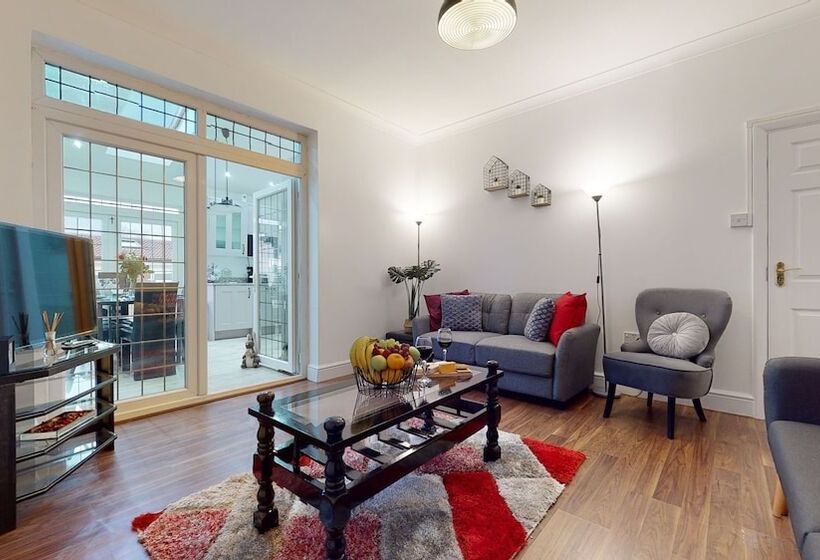 اقامتگاه Charming 5 Bed House In Romford