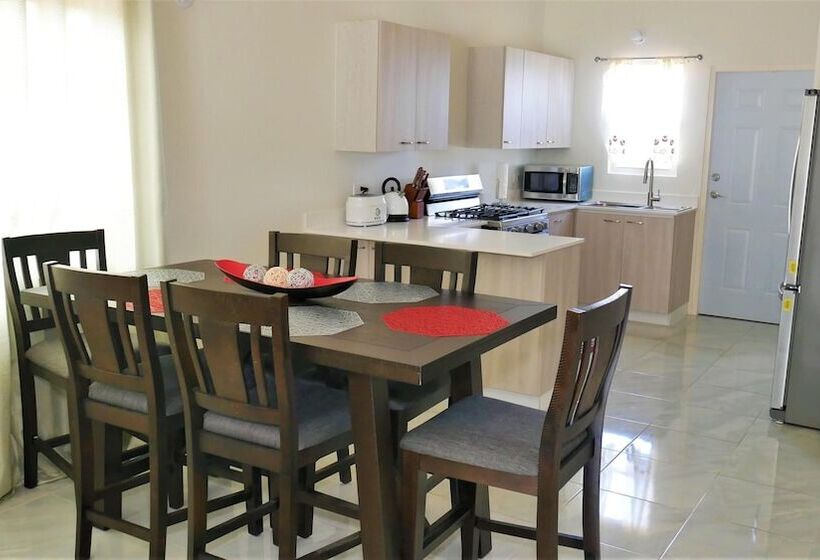 اقامتگاه Lux Sea View Camelot Village Discovery Bay