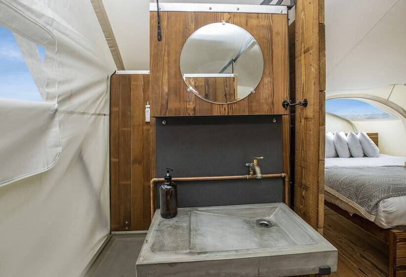 Курорт Under Canvas North Yellowstone   Paradise Valley
