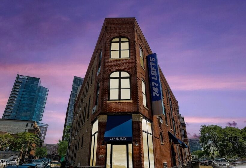 Wind Down After A Long Day In The Windy City   Full Kitchen, Spa Bath, Comfy Bed   747 Lofts Cabin 2