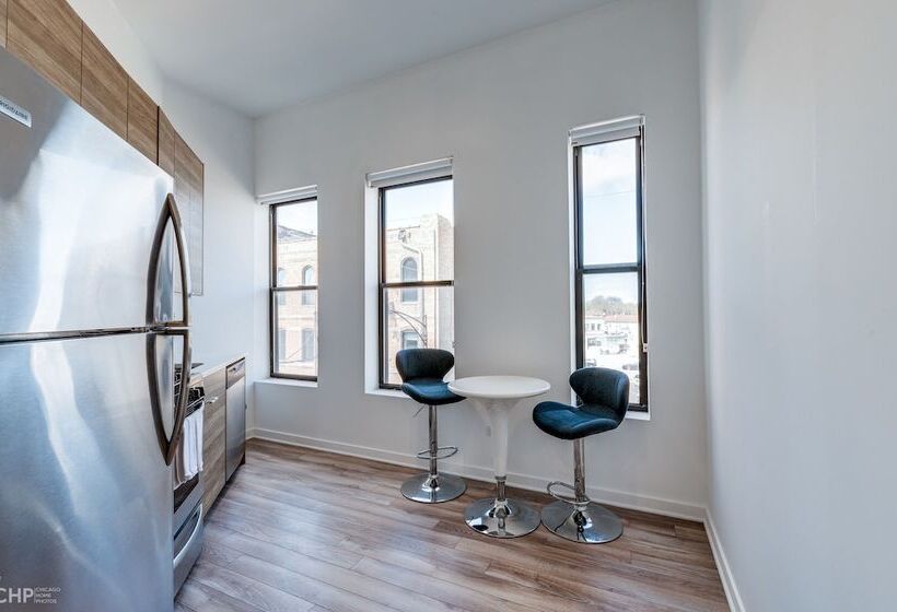 Wind Down After A Long Day In The Windy City   Full Kitchen, Spa Bath, Comfy Bed   747 Lofts Cabin 2