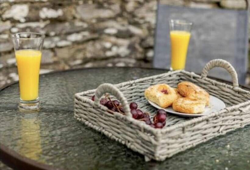 Charming 2 Bed Cottage In Wadebridge, Cornwall