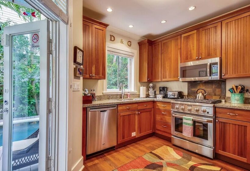 Ecco Domani By Avantstay Gorgeous Home W/ Pool, Balcony In Great Location Month Long Stays Only