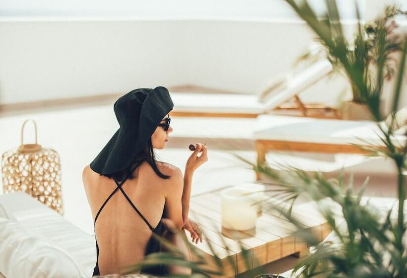 هتل Cala Lanuza Suites