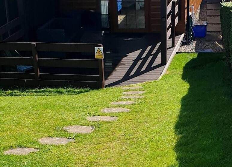 בית מלון כפרי La Al Lodge In Kendal, Gateway To The Lakes