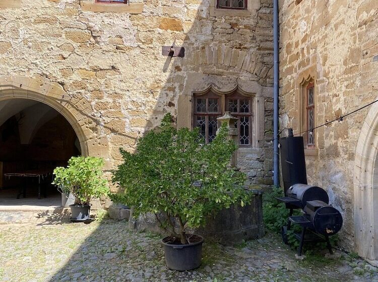 Отель Urlaub Im Wasserschloss Irmelshausen