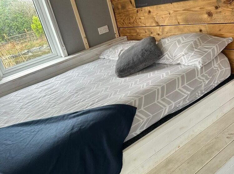 Large Glamping Hut   Riverview 13