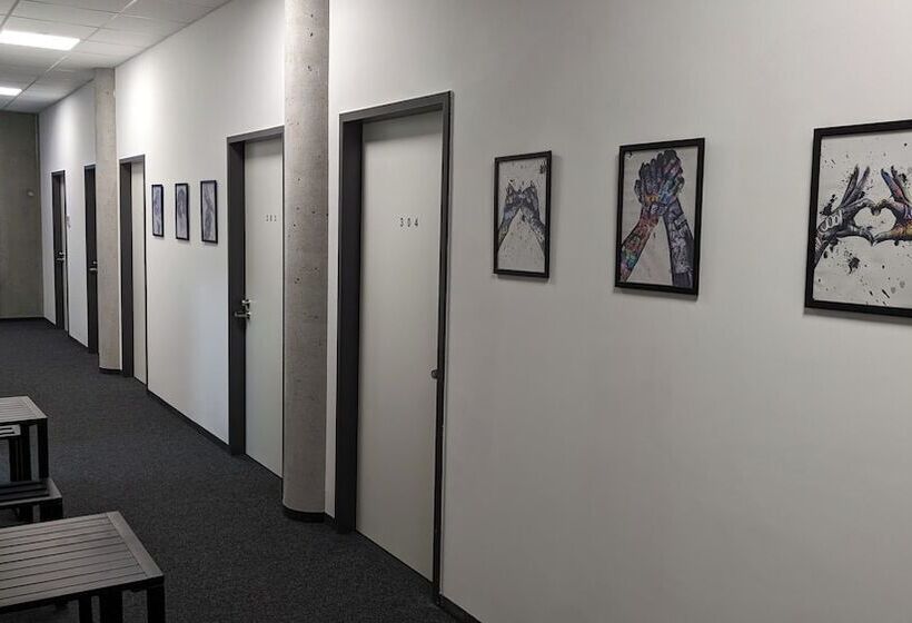 住所  Boardingrooms Direct A8, Close To Stuttgart, 25min