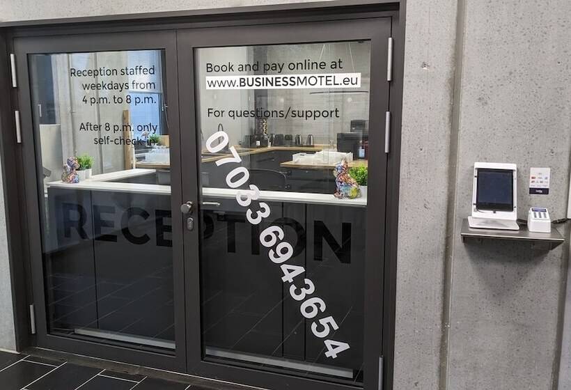 住所  Boardingrooms Direct A8, Close To Stuttgart, 25min