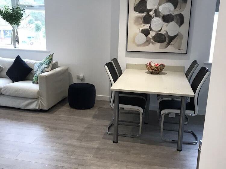 住所  Ella Court Apartments