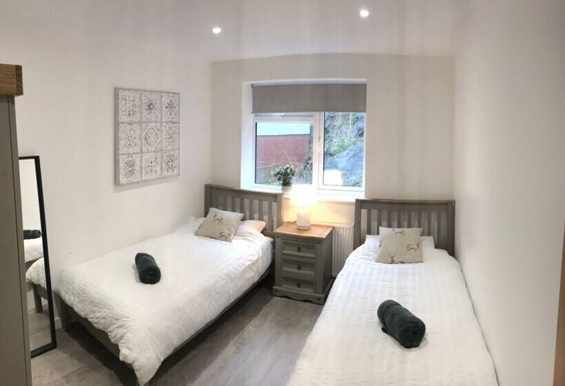 住所  Ella Court Apartments